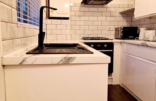 Leeds House | Charming 2-bedroom house in enchanting Belle Isle with free WiFi