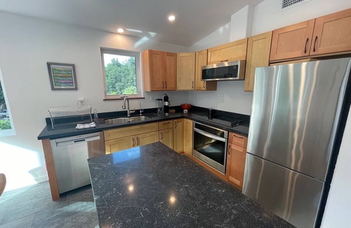 Goleta House | Charming 2-bedroom guest house in quiet neighborhood. nn