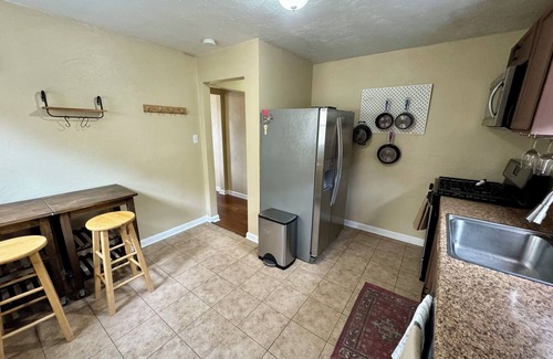 Brookline House | Charming 2-bedroom house with AC, WiFi in Pittsburgh