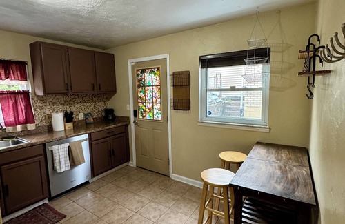 Brookline House | Charming 2-bedroom house with AC, WiFi in Pittsburgh