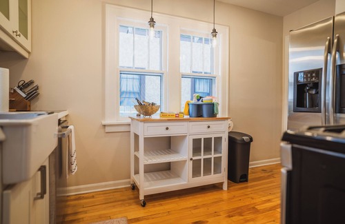 Union Park House | Charming 2-bedroom house with WiFi, Centrally Located in Saint Paul