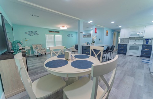 Edgewater House | Charming 2-bedroom house in Edgewater Florida boat ramp fishing pier and pool