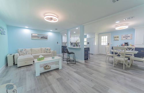 Edgewater House | Charming 2-bedroom house in Edgewater Florida boat ramp fishing pier and pool