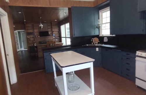 Jefferson House | Charming 2-bedroom house in Jefferson with Sunroom