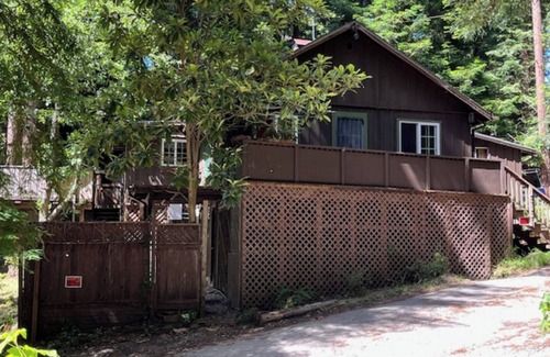 San Mateo County House | Charming 2 Bedroom House in the Butano Redwood Forest in Pescadero with Wi-Fi
