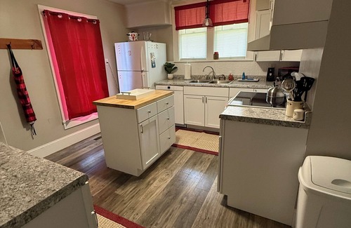Princeton House | Charming 2-bedroom house in Princeton with 2 queen beds, full kitchen and porch!