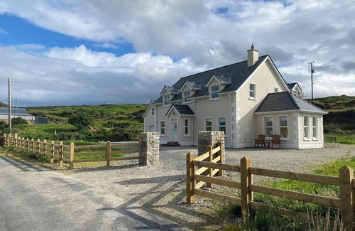 Ardara House | Charming 2-bedroom home with Ocean Views in delightful Donegal