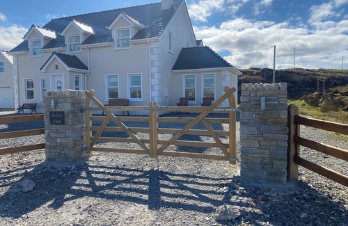 Ardara House | Charming 2-bedroom home with Ocean Views in delightful Donegal