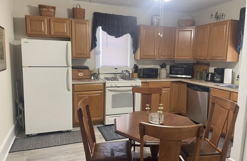 Abingdon House | Charming 2-bedroom house in Abingdon with a private backyard, grill and firepit.