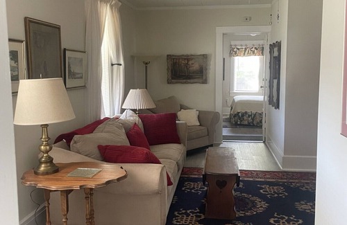 Abingdon House | Charming 2-bedroom house in Abingdon with a private backyard, grill and firepit.