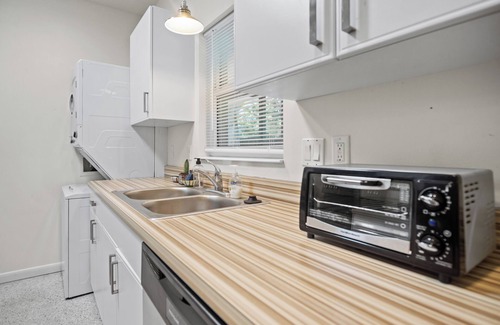 Bayou Oaks House | Charming 2-bedroom house w/Central AC, WiFi, Washer/Dryer in beautiful Sarasota