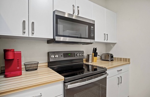 Bayou Oaks House | Charming 2-bedroom house w/Central AC, WiFi, Washer/Dryer in beautiful Sarasota