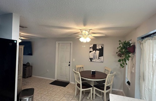 Sarasota Springs House | Charming 2-bedroom house in Sarasota/15 mins away from #1 Beach Siesta Beach!