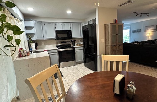 Sarasota Springs House | Charming 2-bedroom house in Sarasota/15 mins away from #1 Beach Siesta Beach!