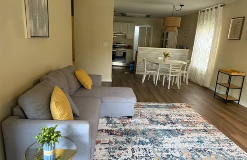 Flowood House | Charming 2-bedroom house in Flowood, Pet Friendly w/Fenced Backyard and Sunroom