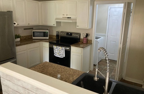 Flowood House | Charming 2-bedroom house in Flowood, Pet Friendly w/Fenced Backyard and Sunroom