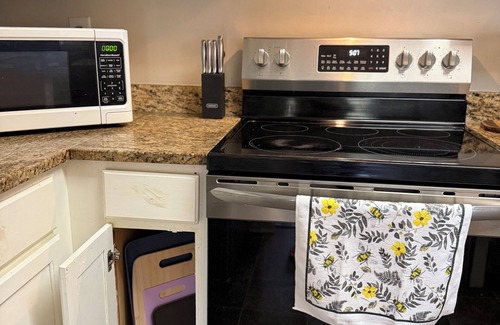 Flowood House | Charming 2-bedroom house in Flowood, Pet Friendly w/Fenced Backyard and Sunroom