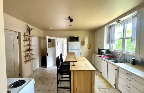 Everett House | Charming 2-bedroom house in welcoming Everett with WiFi