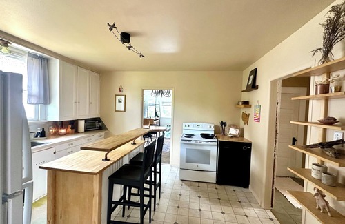 Everett House | Charming 2-bedroom house in welcoming Everett with WiFi