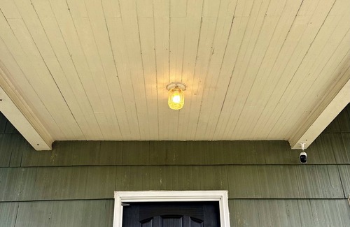 Everett House | Charming 2-bedroom house in welcoming Everett with WiFi