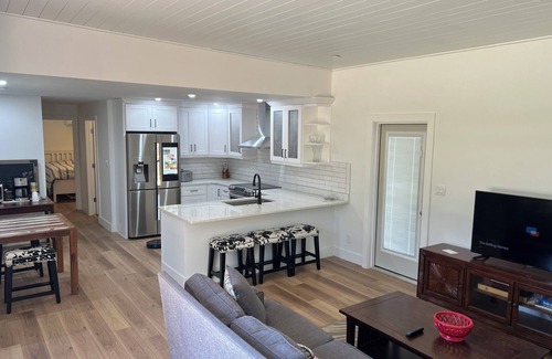 Experiment House | Charming 2-bedroom house with AC, WiFi in Griffin
