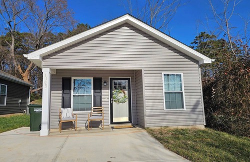 Hickory House | Charming 2-bedroom house in downtown Hickory conveniently located!