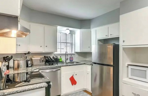 Westbury House | Charming 2-bedroom house with WiFi, AC in Houston