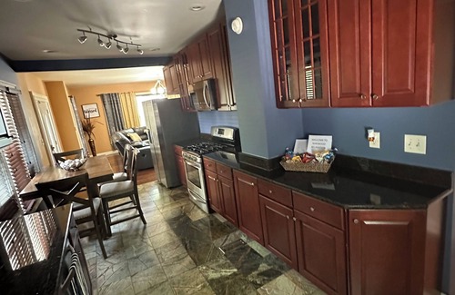 Maywood House | Charming 2-bedroom house in Maywood with WiFi, AC full basement with sofa bed