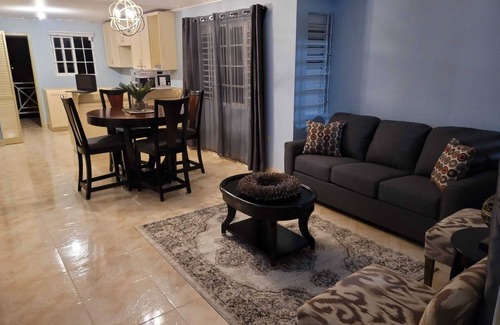 Priory House | Charming 2-bedroom house with WiFi, AC in soothing Priory