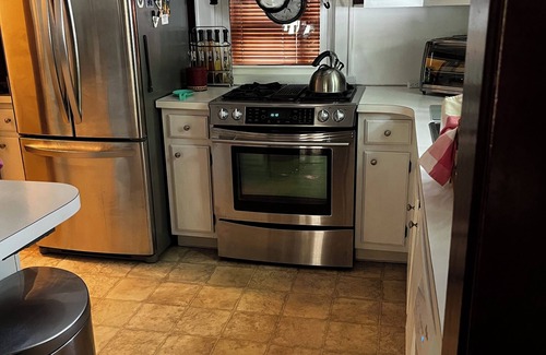 Buckingham Lake - Crestwood House | Charming 2-bedroom house with AC, fitness room, WiFi in Albany