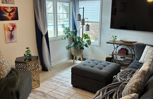 Aurora House | Charming 2-bedroom house with Feather Theme , WiFi in excellent Aurora