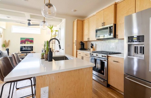 East Cesar Chavez House | Charming 2-bedroom house with AC, WiFi in pleasant Austin
