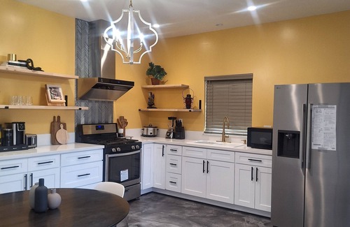 Azusa House | Charming 2-bedroom house with WiFi, AC in Azusann