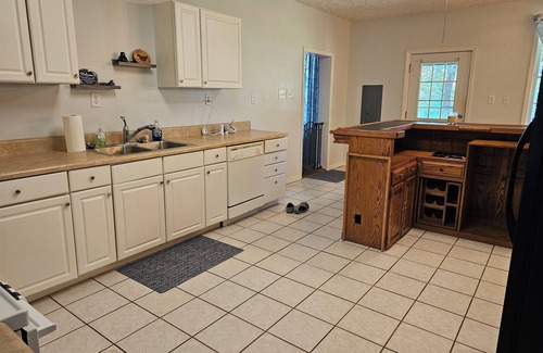 Bostic House | Charming 2-bedroom house 20 minutes to TIEC