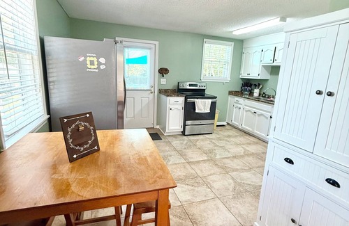 Perry House | Charming 2-bedroom house in Perry with AC, WiFi