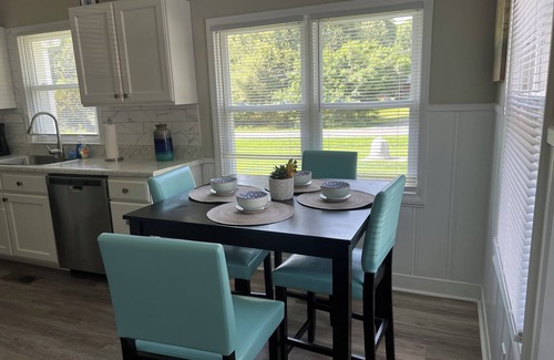 Glen Raven House | Charming 2-bedroom house with AC, WiFi in welcoming Elon