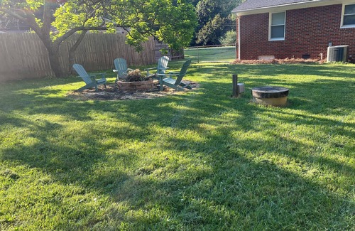 Glen Raven House | Charming 2-bedroom house with AC, WiFi in welcoming Elon