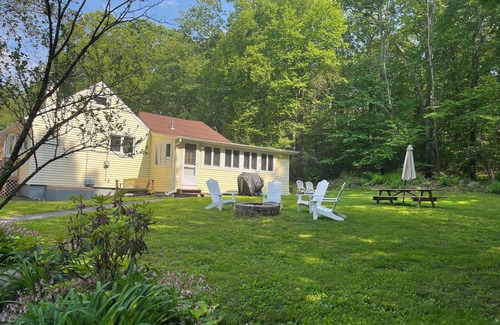 Northwest Harwinton House | Charming 2-bedroom Lake Front Cottage with WiFi, AC in welcoming Harwinton