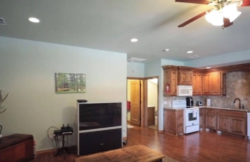 Hoyt Cabin | Charming 2-bedroom lake cabin apartment with AC and WiFi on Eufaula lake