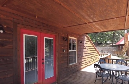 Hoyt Cabin | Charming 2-bedroom lake cabin apartment with AC and WiFi on Eufaula lake