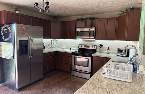 Hitchcock House | Charming 2-bedroom pet-friendly house with fenced yard minutes from Galveston!