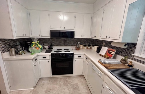 Summerville House | Charming 2-bedroom townhome in Summerville 2 miles from Golf course