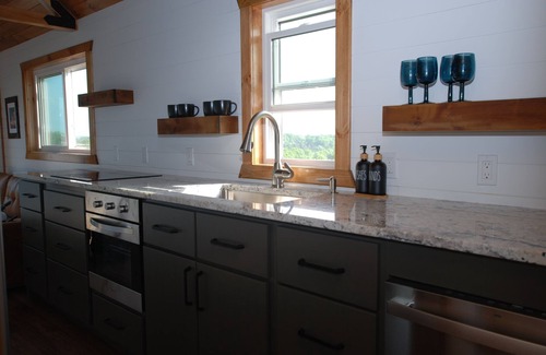 Milford Cottage | Charming 2-bedroom Tiny House with WiFi, AC in relaxing Brooksville