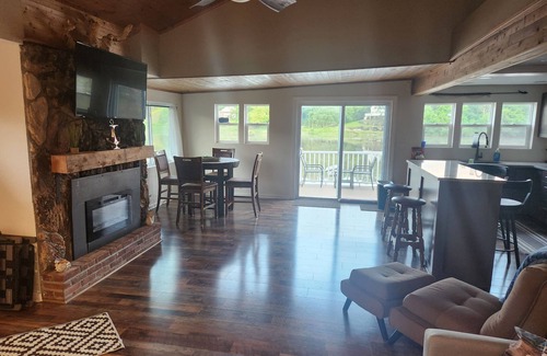 Clifton Park House | Charming 2-bedroom cottage in Clifton Park NY; 25 minutes to Saratoga.