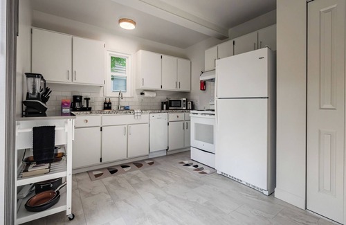 East Lansing House | Charming 2-bedroom townhome - 1 Mile from MSU!!