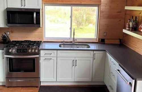 Fleischmanns Cabin | Charming 2-bedroom cabin with HOT TUB, WIFI, and all amenities!