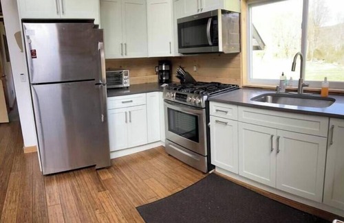 Fleischmanns Cabin | Charming 2-bedroom cabin with HOT TUB, WIFI, and all amenities!