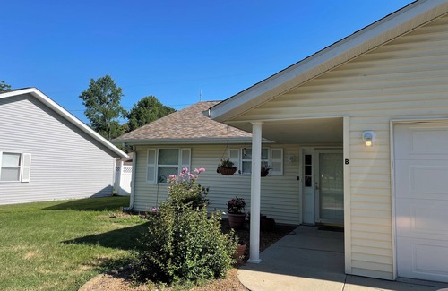 Murphysboro House | Charming 2-bedroom Condo with large driveway in Murphysboro sleeps up to 8
