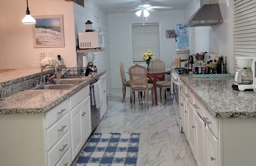Port Isabel House | Charming 2-bedroom cottage with office in pleasant Port Isabel, central AC, WiFi