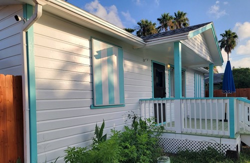 Port Isabel House | Charming 2-bedroom cottage with office in pleasant Port Isabel, central AC, WiFi
